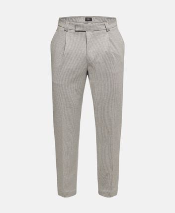 Trousers with waist pleats