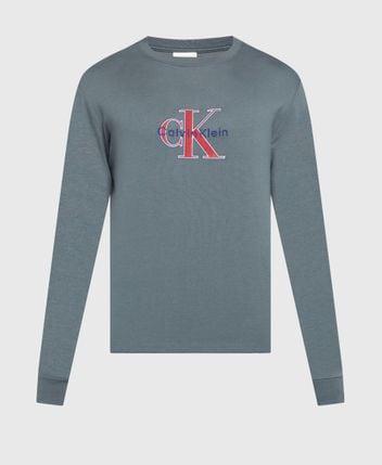 Long-sleeved top