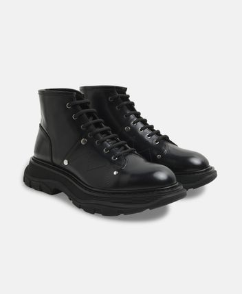Lace-up ankle boot