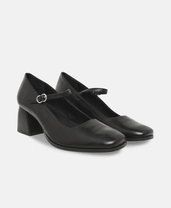 Mary Jane pumps Mata