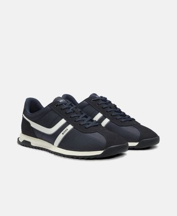 Tennis shoes