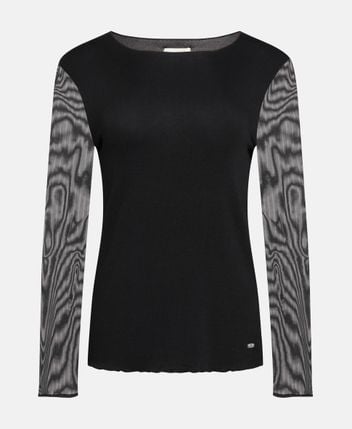 Long-sleeved top