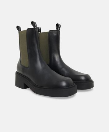 Chelsea boots College