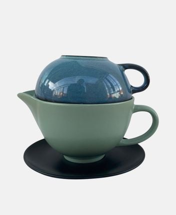 Teapot and tea cup set