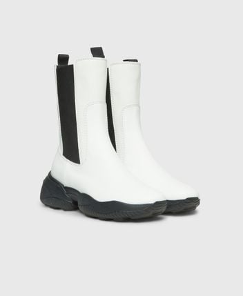 Chelsea boots Interaction