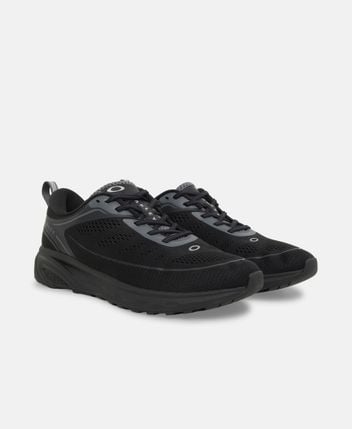 Sports shoes