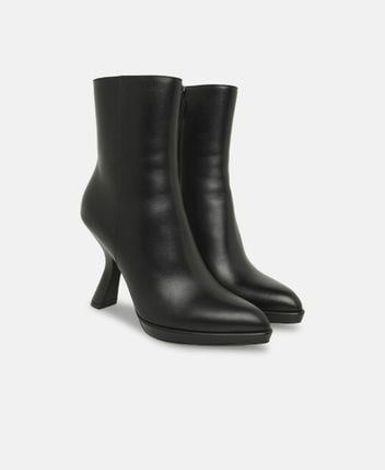 Ankle boots Fiction