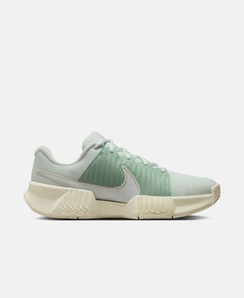 Tennis shoes