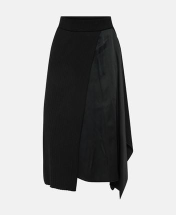Asymmetric skirt