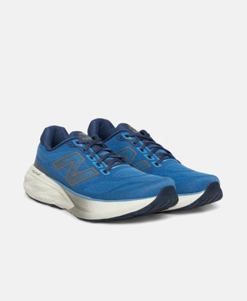 Running shoes 880